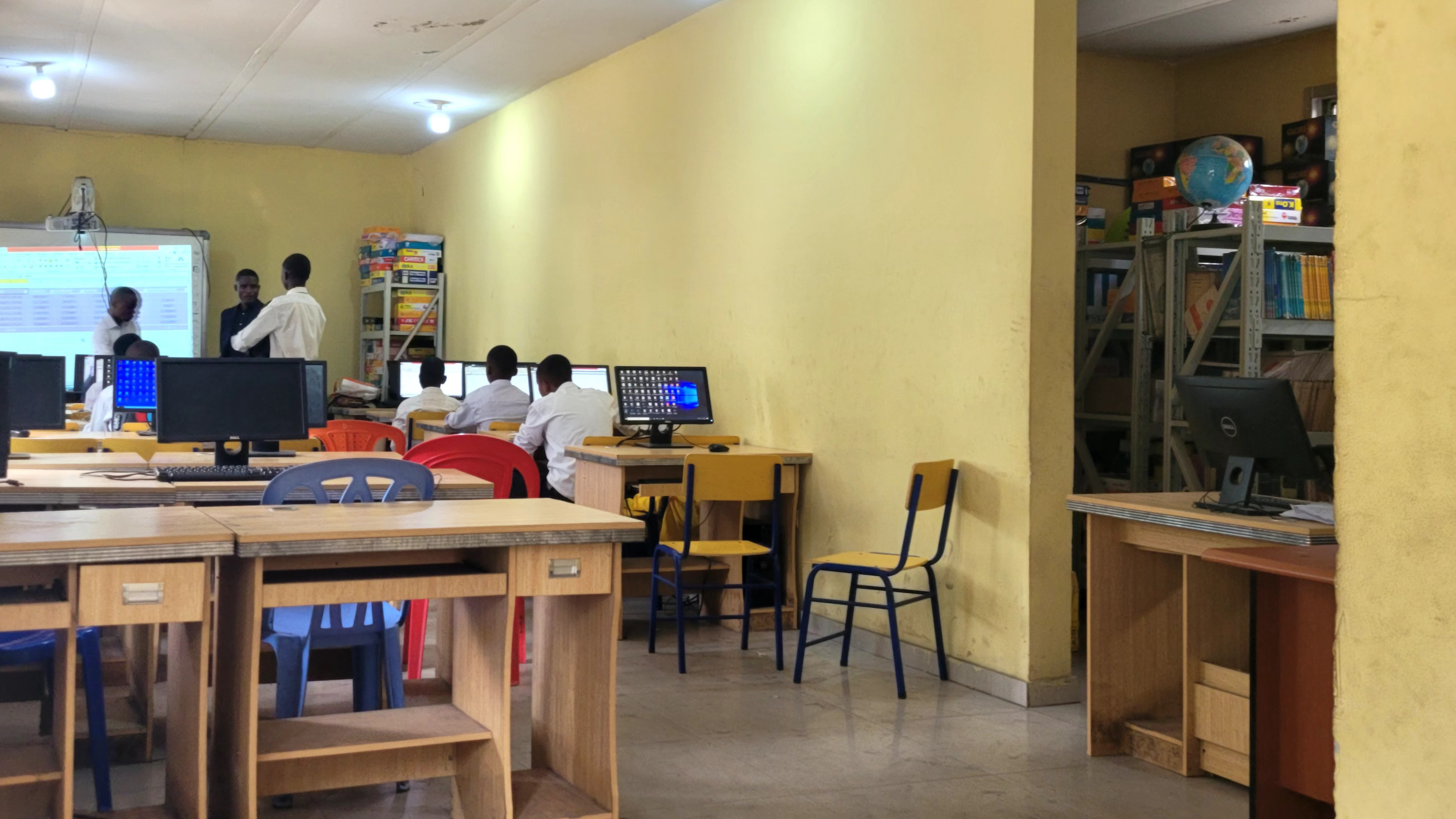 Salle informatique vue vers bibliothèque